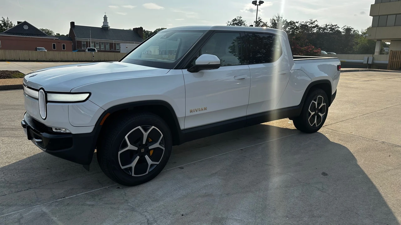 2022 Rivian R1T - Image 10 of 31