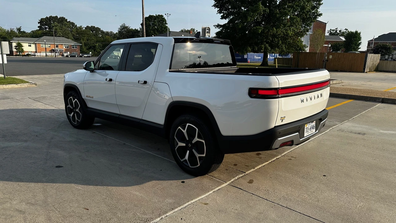 2022 Rivian R1T - Image 12 of 31