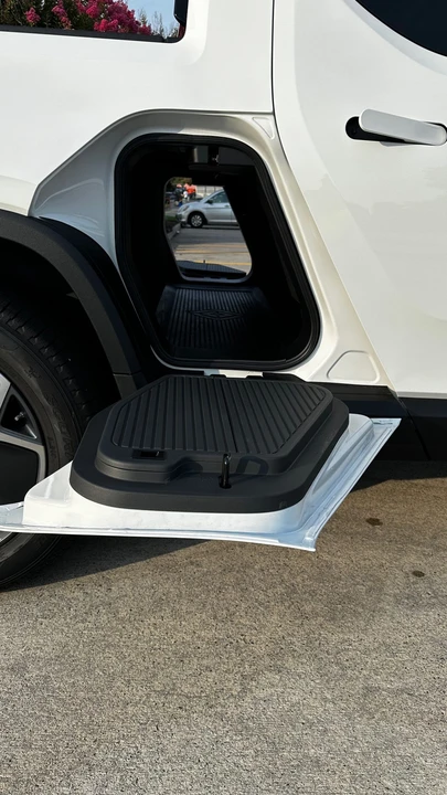 2022 Rivian R1T - Image 24 of 31