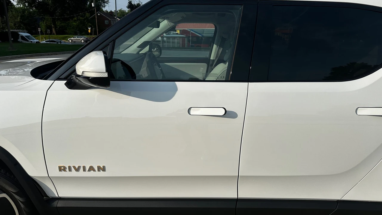 2022 Rivian R1T - Image 17 of 31