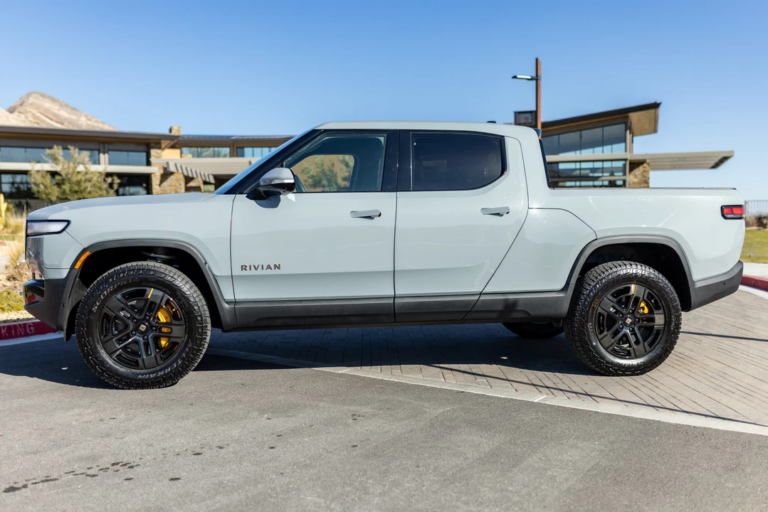 2022 Rivian R1T - Image 7 of 31