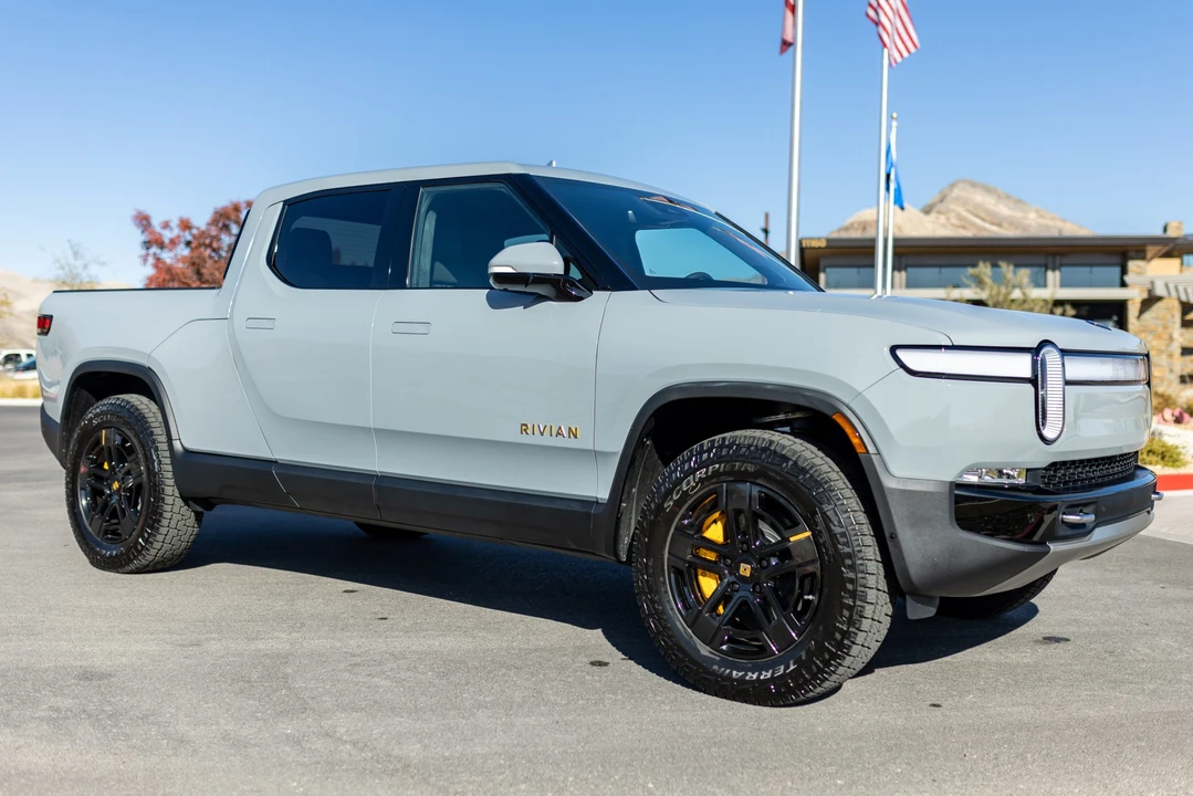 2022 Rivian R1T - Image 2 of 31