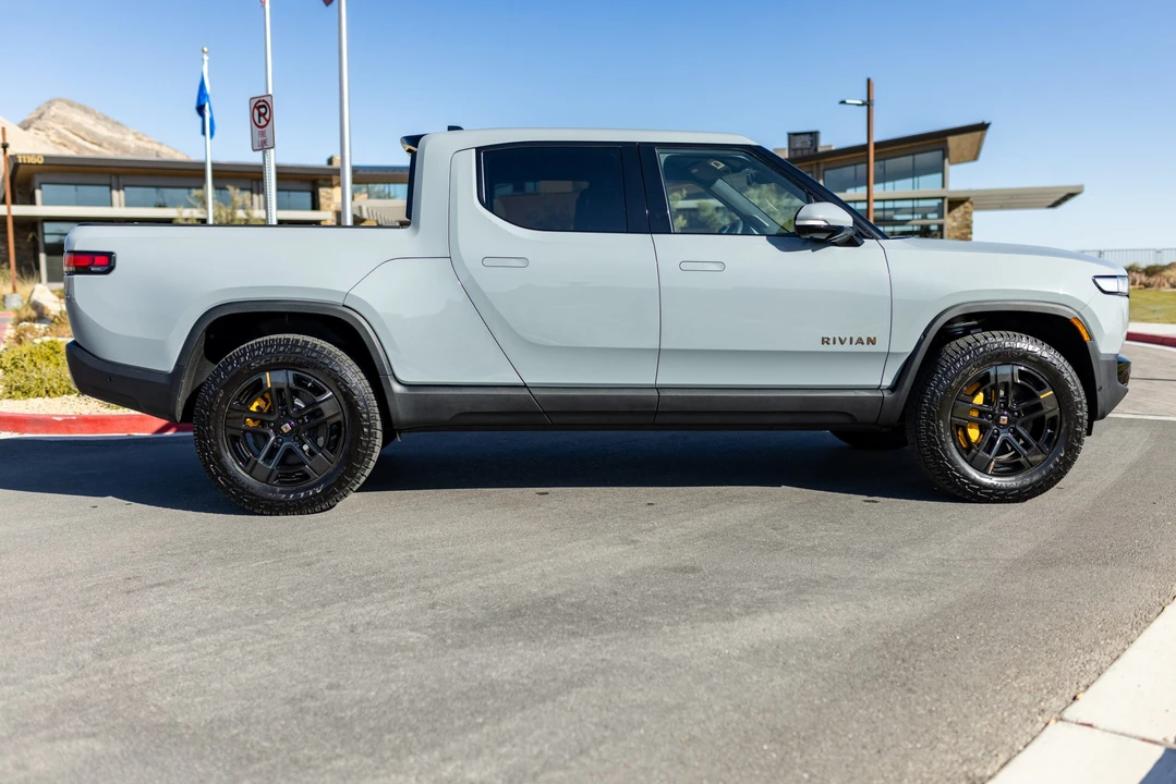 2022 Rivian R1T - Image 3 of 31