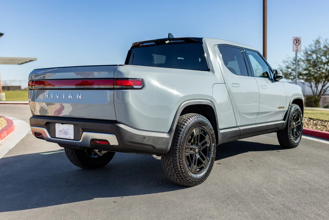 2022 Rivian R1T - Image 4 of 31