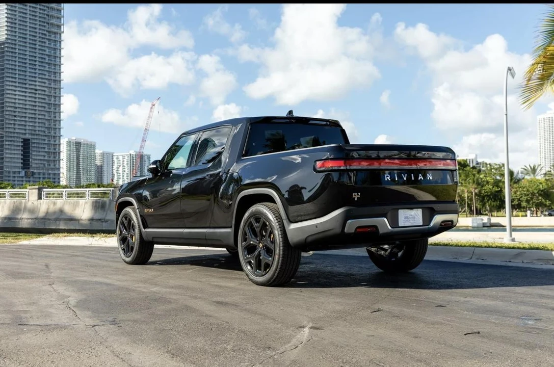 2022 Rivian R1T - Image 7 of 31