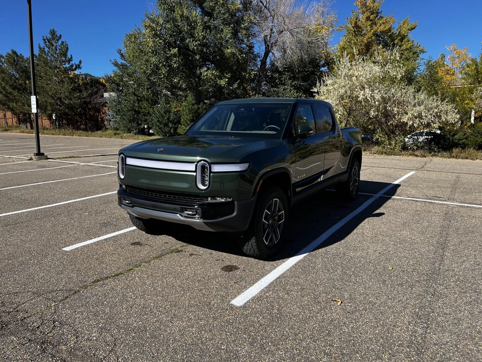 2022 Rivian R1T - Image 2 of 31