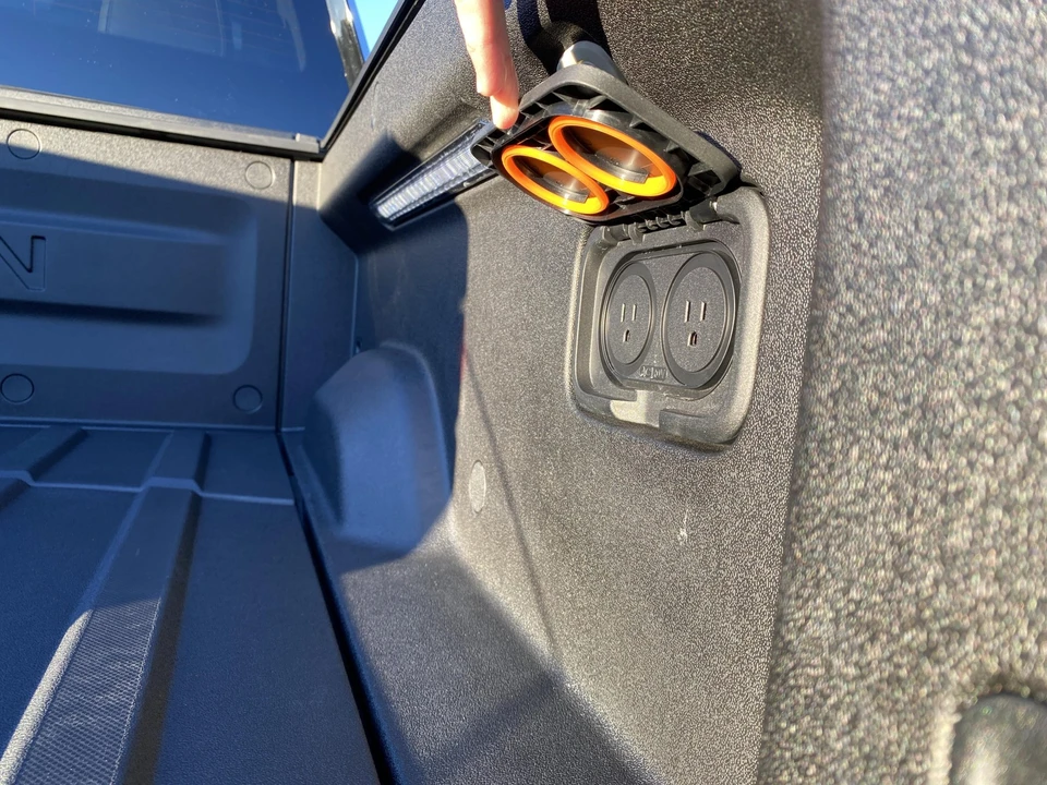 2022 Rivian R1T - Image 25 of 31