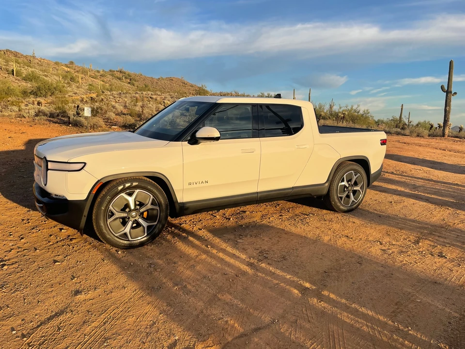 2022 Rivian R1T - Image 2 of 31