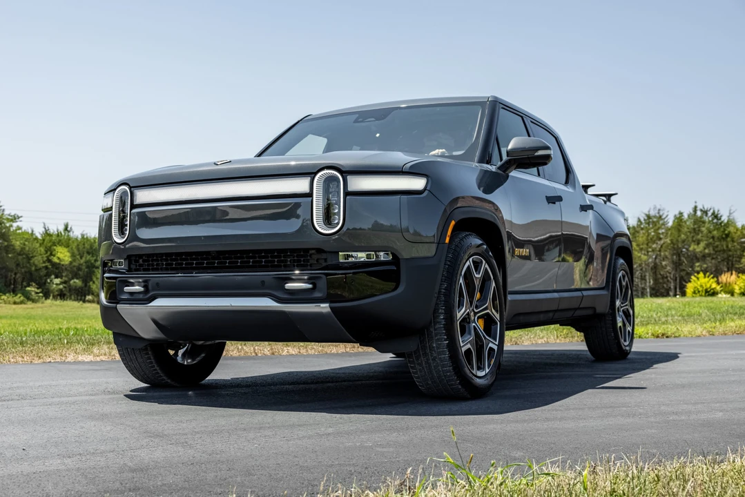 2022 Rivian R1T - Image 2 of 31