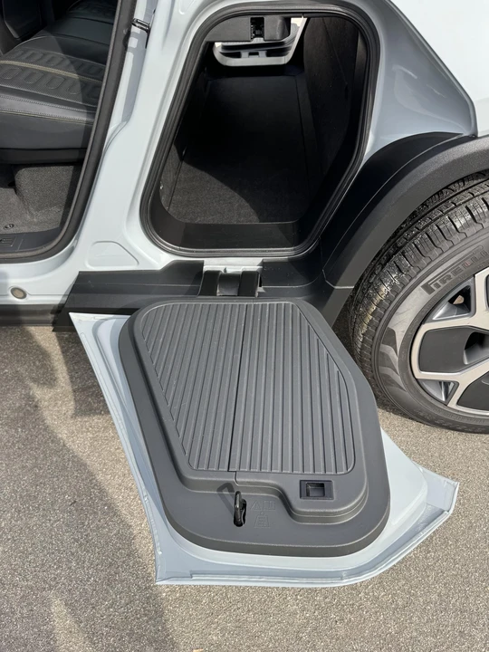 2022 Rivian R1T - Image 25 of 31