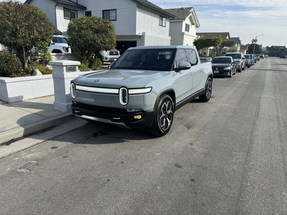 2022 Rivian R1T - Image 2 of 31
