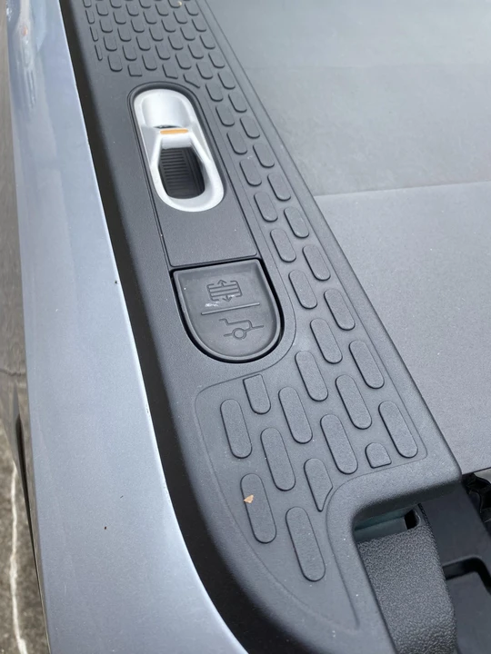 2022 Rivian R1T - Image 27 of 31