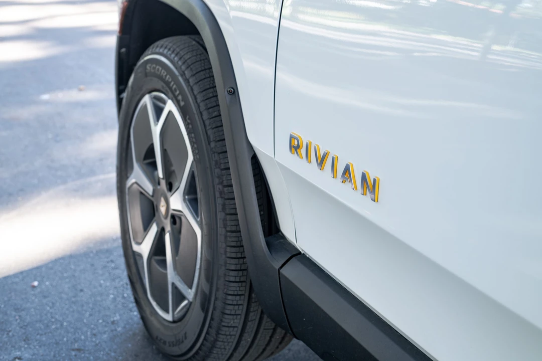 2022 Rivian R1T - Image 12 of 31