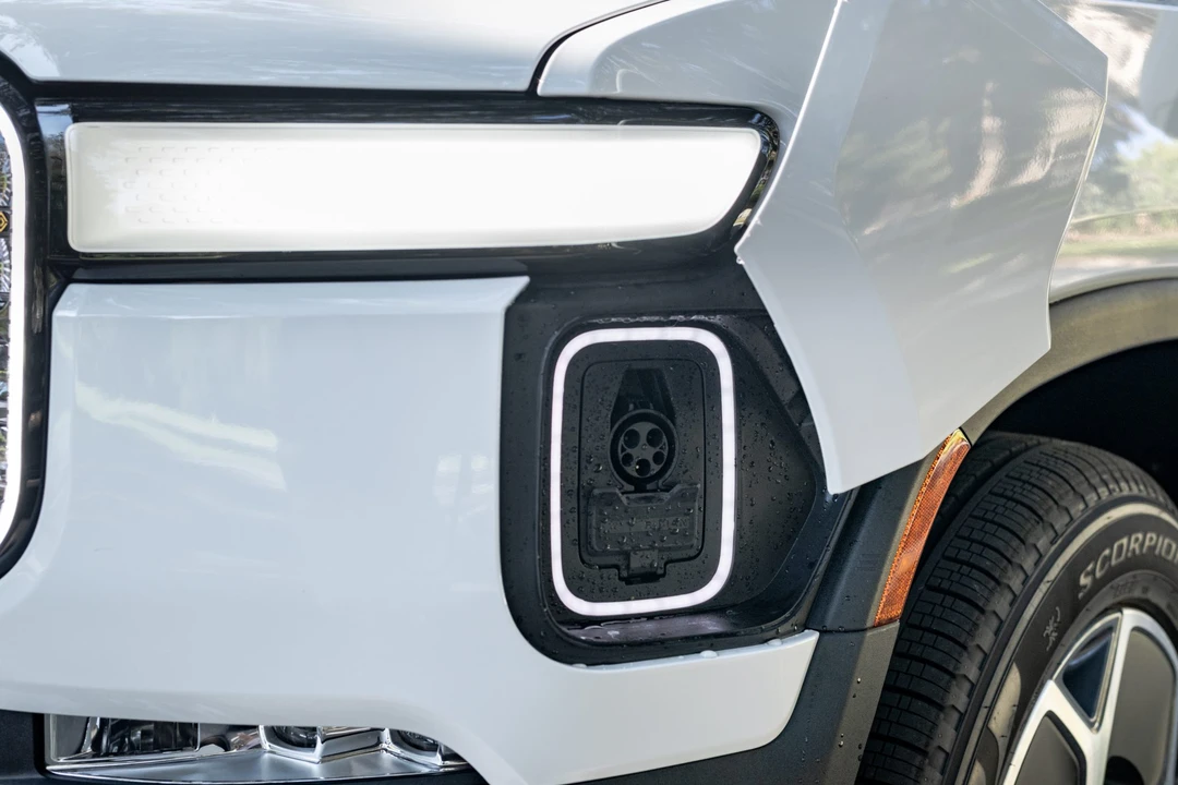2022 Rivian R1T - Image 24 of 31