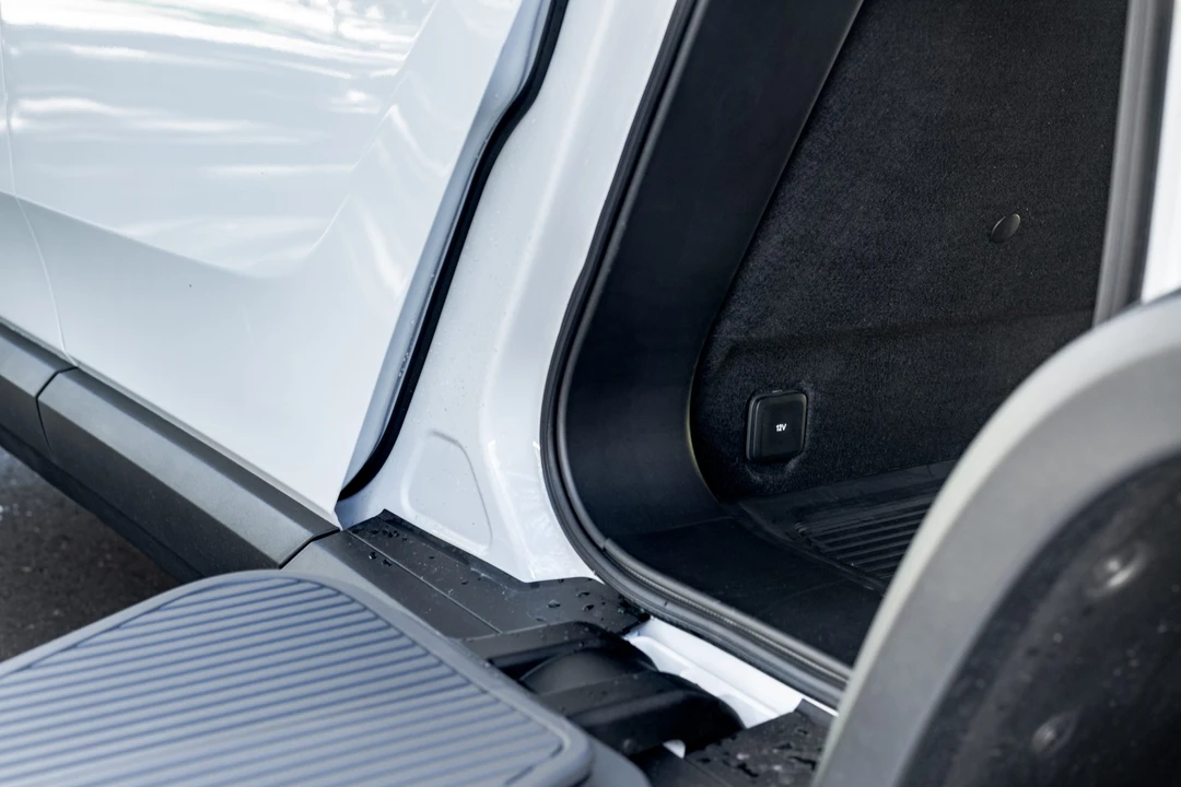 2022 Rivian R1T - Image 15 of 31
