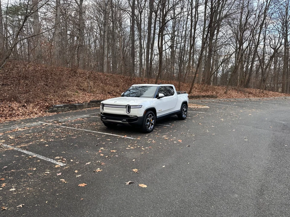 2022 Rivian R1T - Image 2 of 31