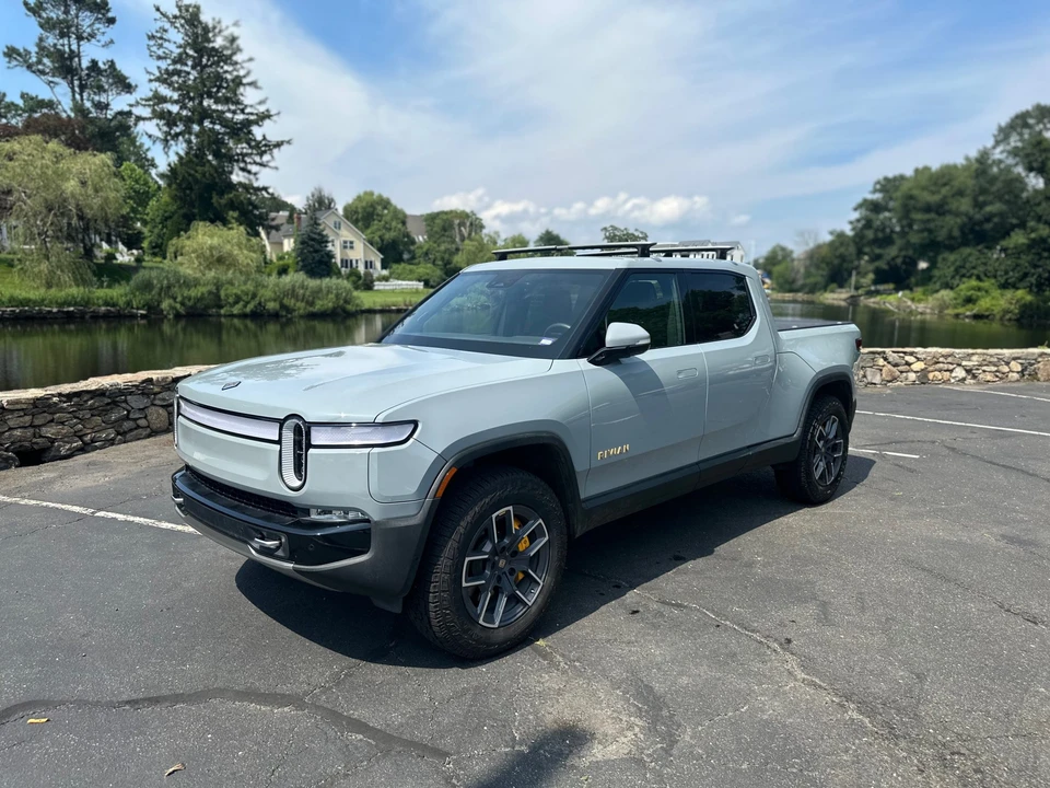 2022 Rivian R1T - Image 2 of 31