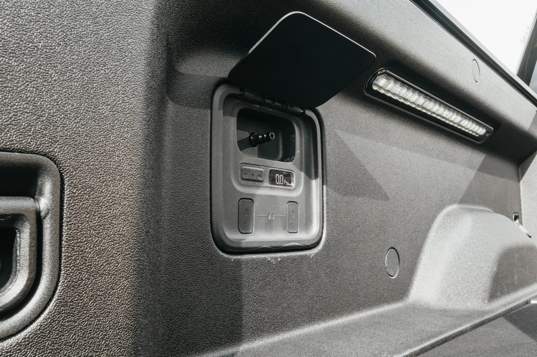 2022 Rivian R1T - Image 24 of 31