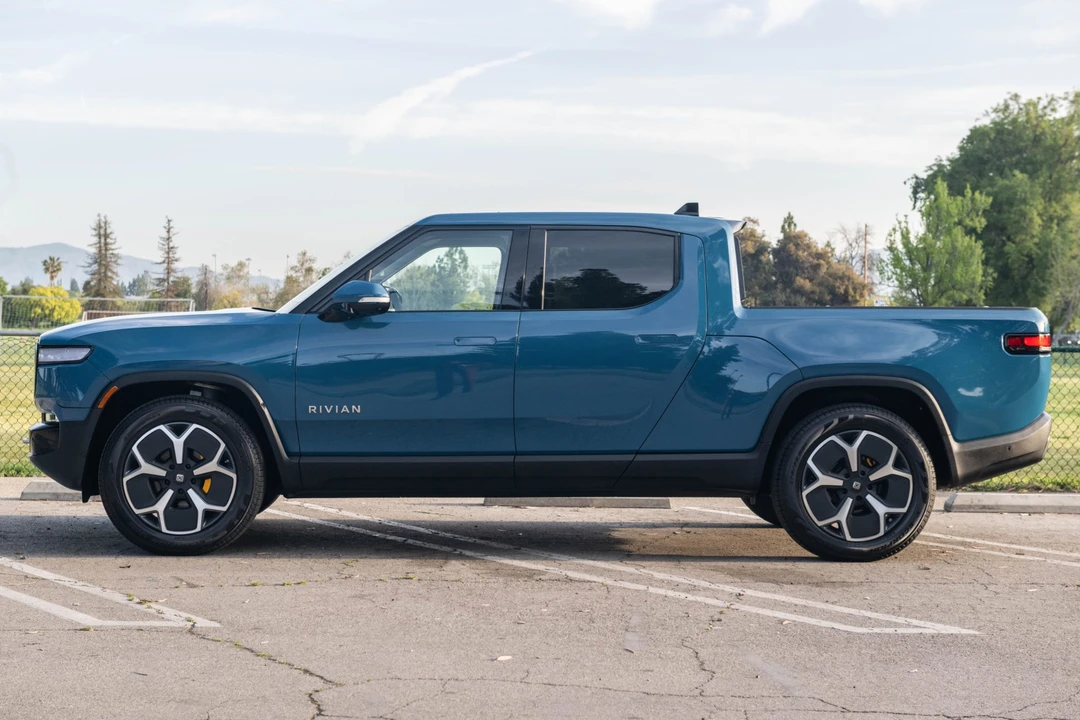 2022 Rivian R1T - Image 2 of 31