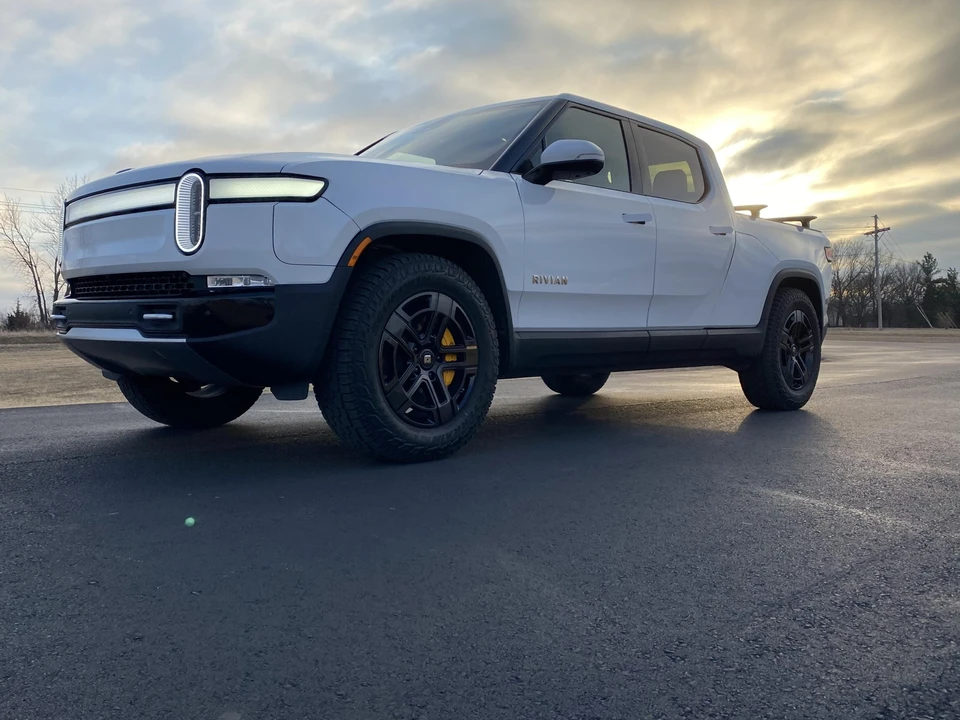 2022 Rivian R1T - Image 2 of 31