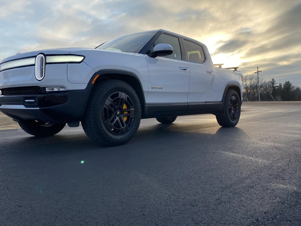 2022 Rivian R1T - Image 3 of 31