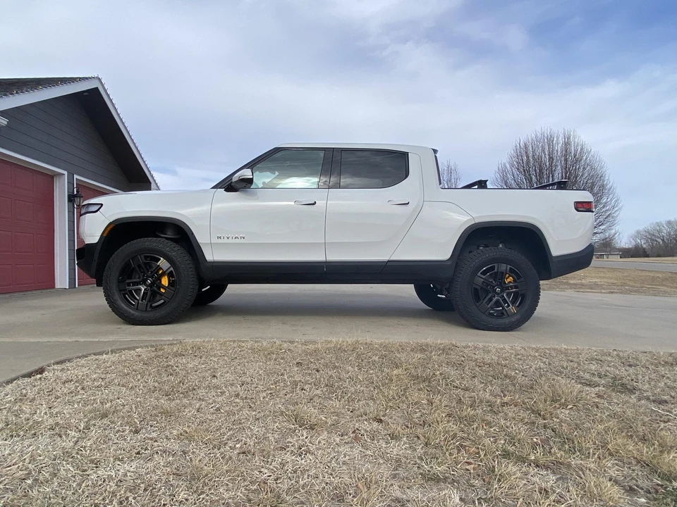 2022 Rivian R1T - Image 9 of 31