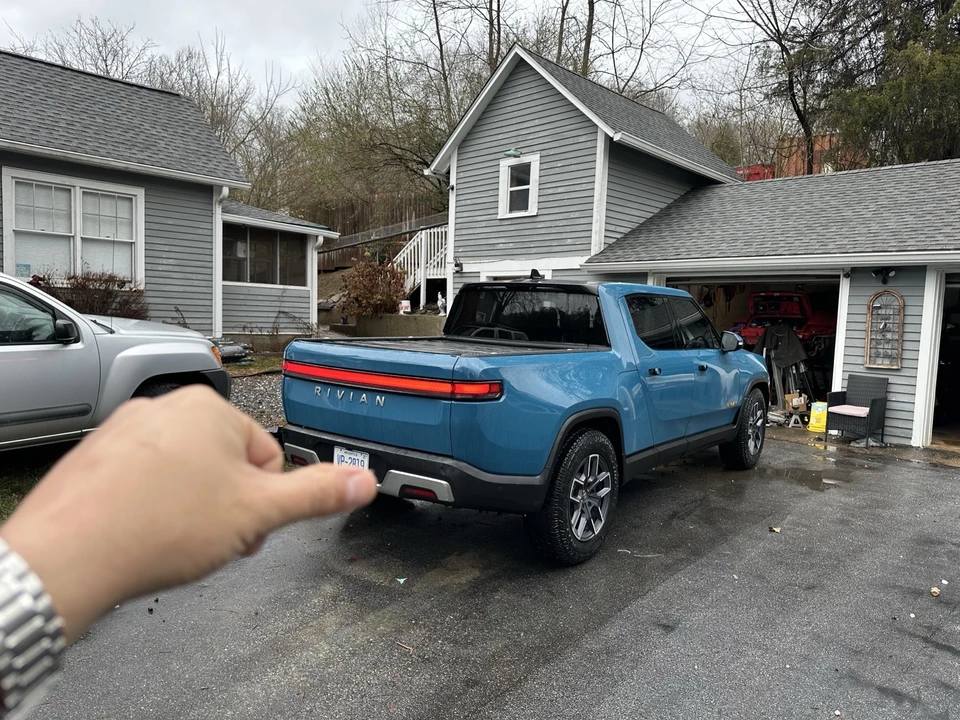 2022 Rivian R1T - Image 2 of 21
