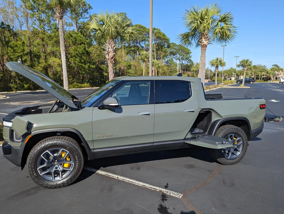 2022 Rivian R1T - Image 9 of 31