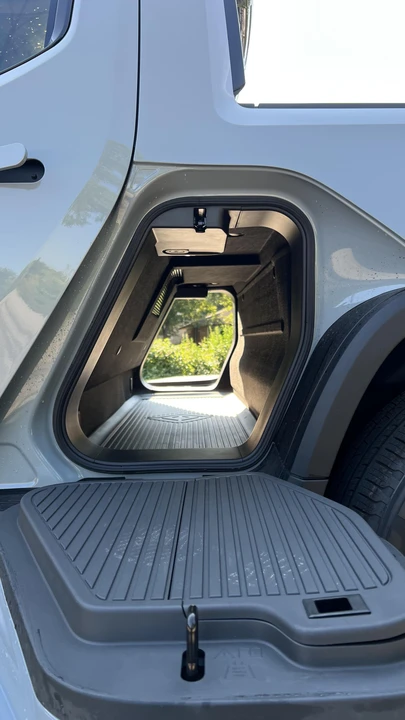 2022 Rivian R1T - Image 29 of 31