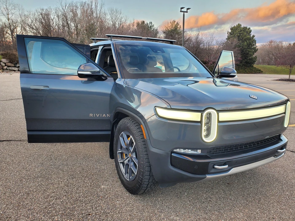 2022 Rivian R1T - Image 15 of 31