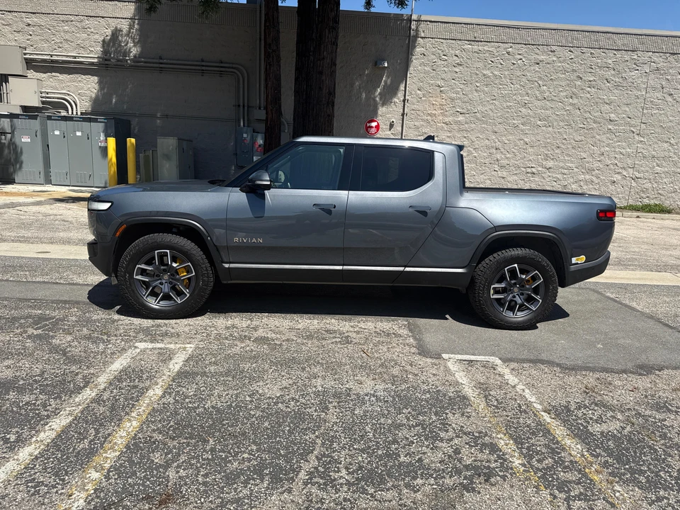 2022 Rivian R1T - Image 9 of 31