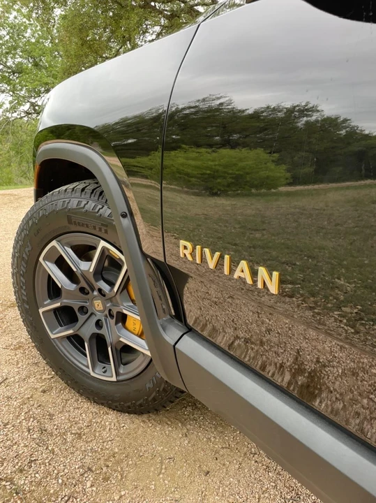2022 Rivian R1T - Image 8 of 9