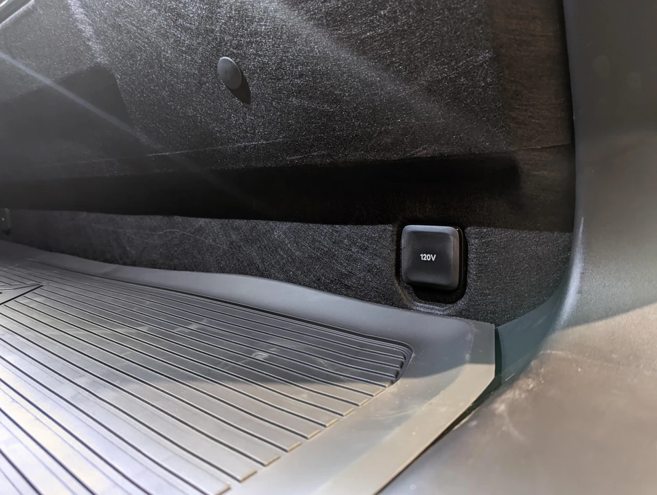 2022 Rivian R1T - Image 28 of 31