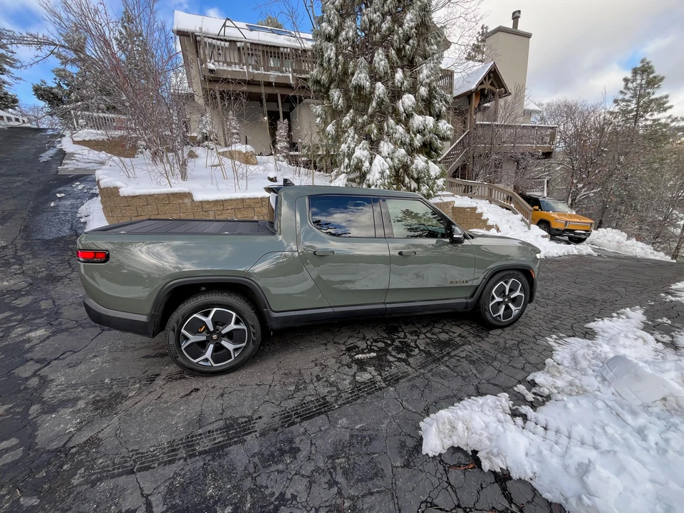 2022 Rivian R1T - Image 9 of 31