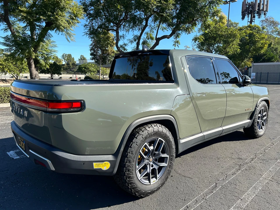 2022 Rivian R1T - Image 17 of 31