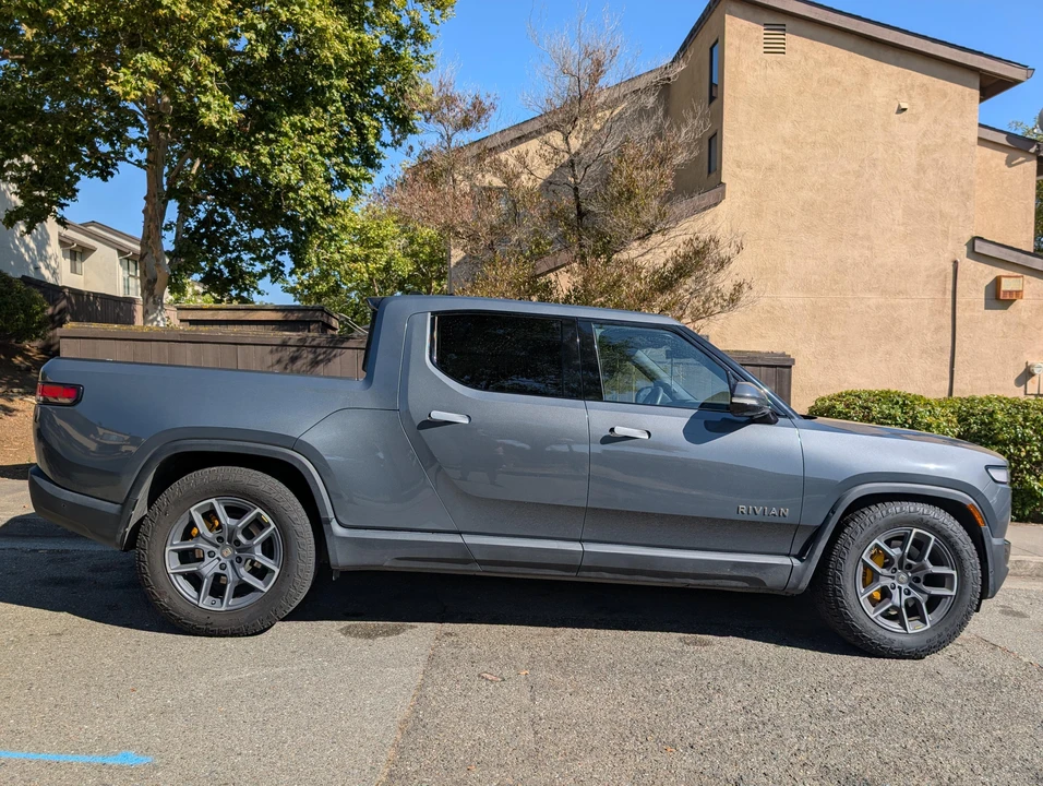 2022 Rivian R1T - Image 14 of 31