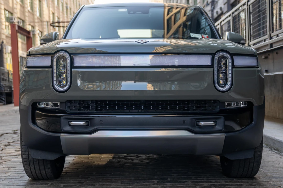 2022 Rivian R1T - Image 2 of 31