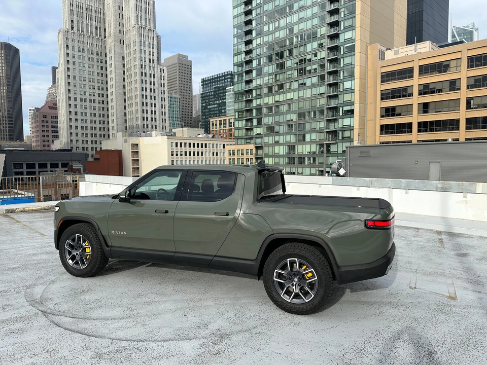 2022 Rivian R1T - Image 17 of 31