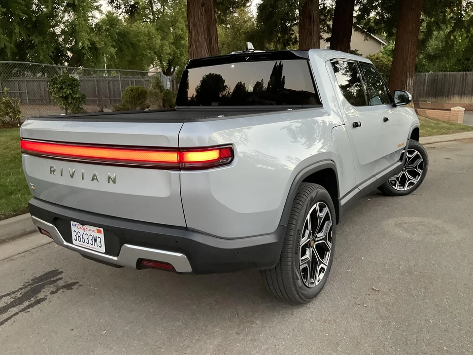 2022 Rivian R1T - Image 17 of 31
