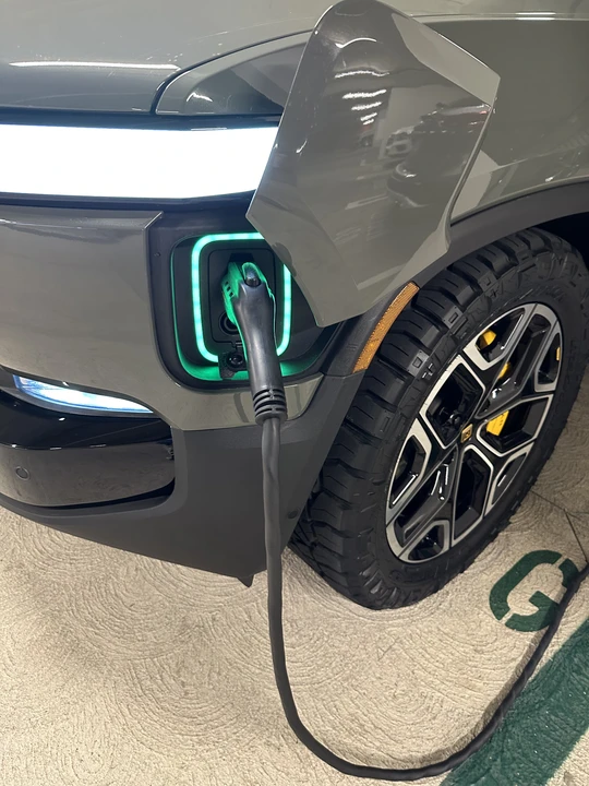 2022 Rivian R1T - Image 10 of 30