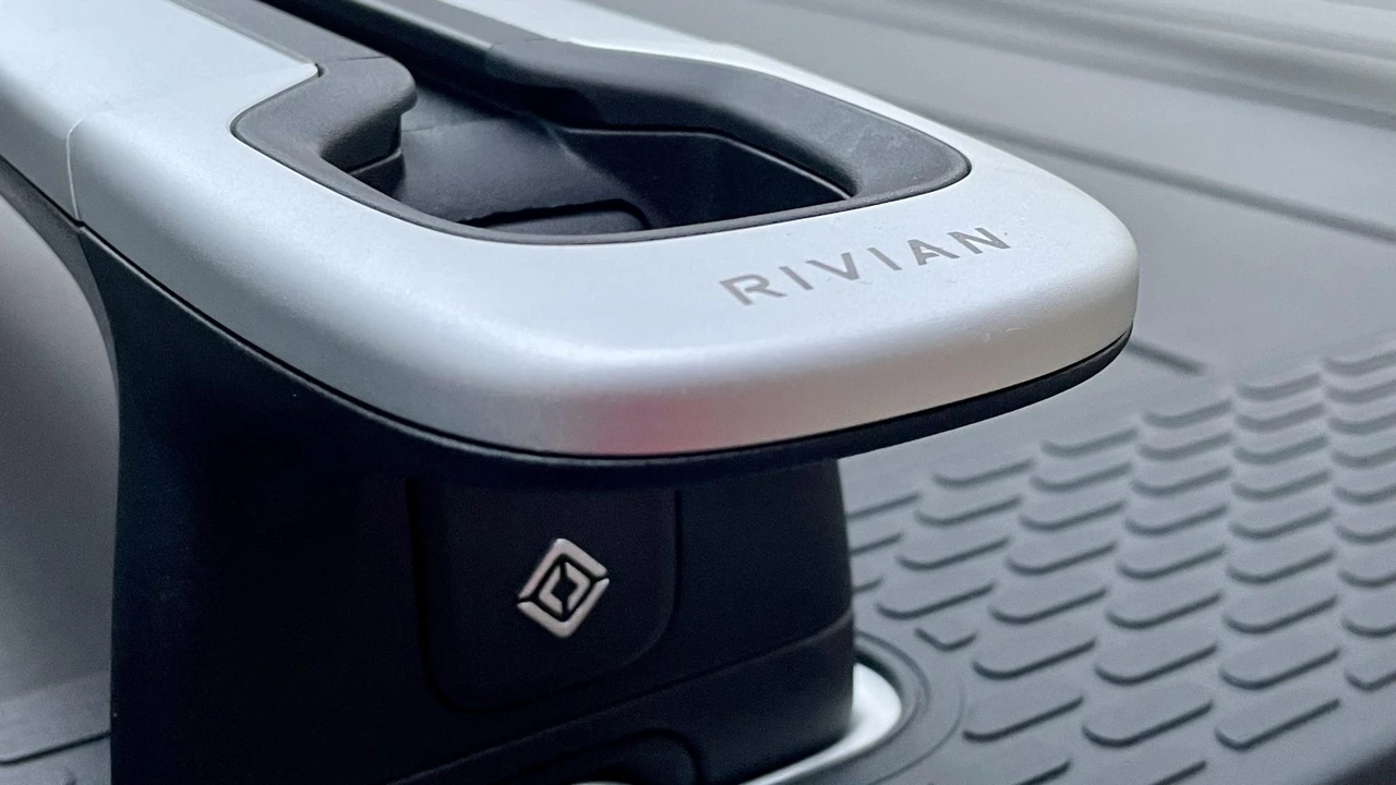 2022 Rivian R1T - Image 15 of 31