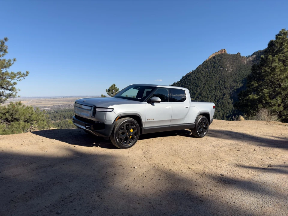 2022 Rivian R1T - Image 2 of 31