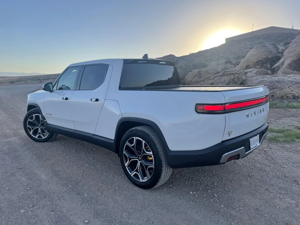 2022 Rivian R1T - Image 15 of 31