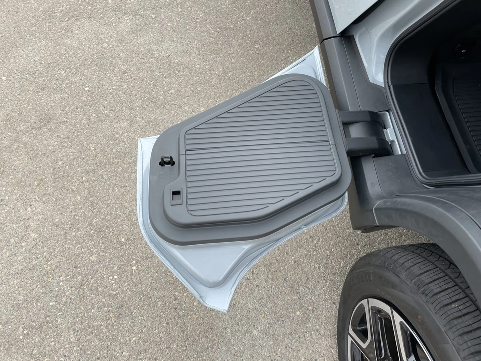 2022 Rivian R1T - Image 13 of 31