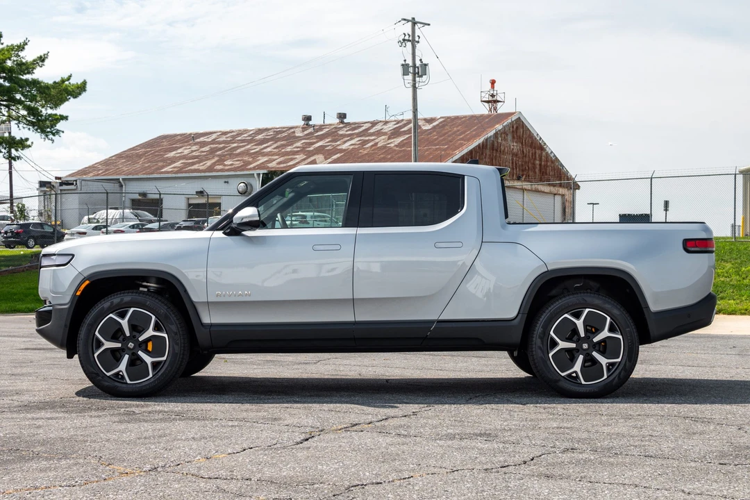 2022 Rivian R1T - Image 7 of 31