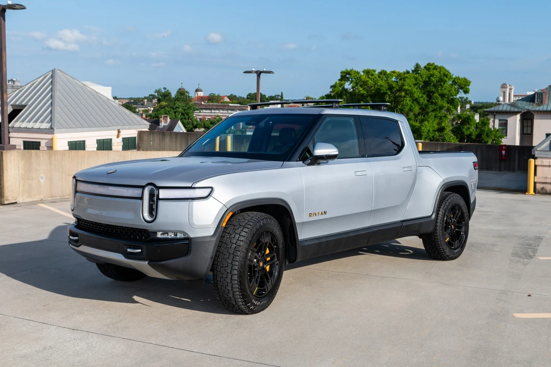 2022 Rivian R1T - Image 2 of 31