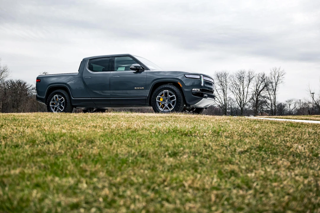 2022 Rivian R1T - Image 2 of 31