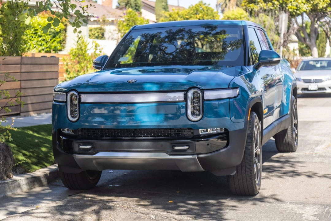 2022 Rivian R1T - Image 2 of 31