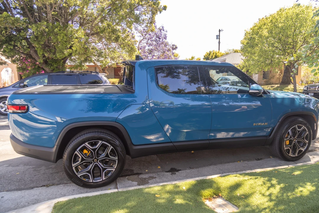 2022 Rivian R1T - Image 11 of 31