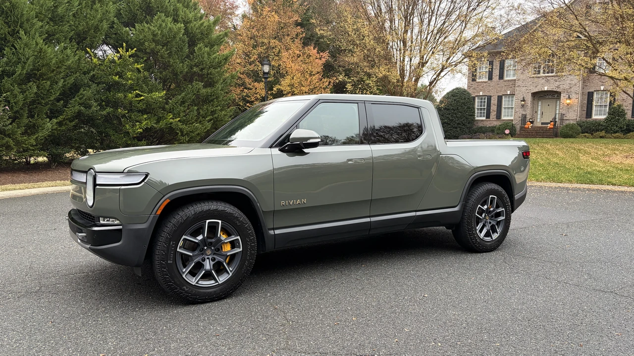 2022 Rivian R1T - Image 2 of 31